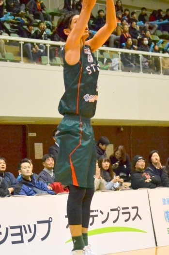 谷直樹選手（#9）得意のロングシュート！