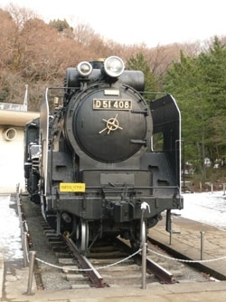 D51型機関車「デコちゃん」<br>昭和15年に作られ、戦争の真っ只中、日本各地でお国のためにはたらいた機関車です。