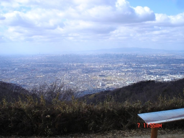 写真は生駒山から望む大阪です。手前に見えるのはおそらくラグビー場。