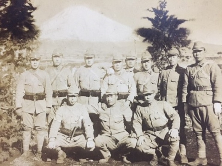 画像は、昭和16年6月。富士演習場にて訓練中の浜田歩兵二十一連隊。左端が記者の祖父です。