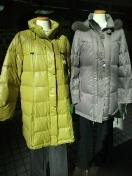 「阪急伊丹駅前東商店街   婦人服コ クリコ寒 いですね」