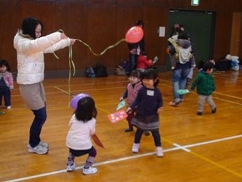 「母と子のプレイルーム　お正月遊び」