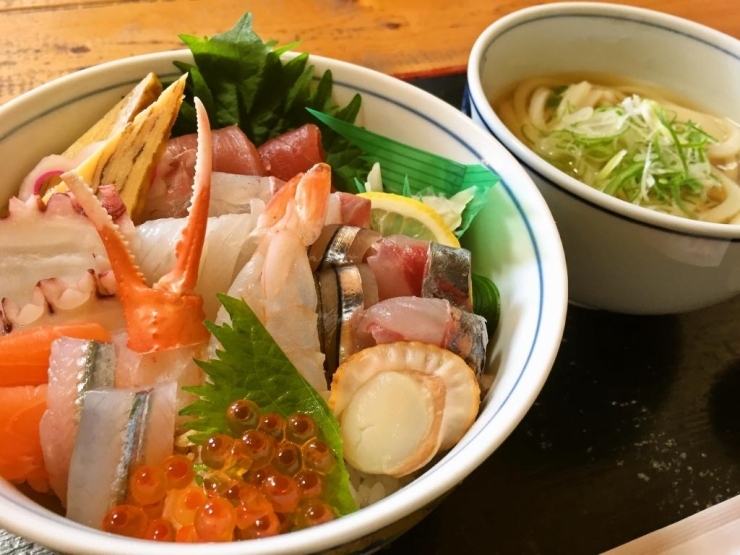 今月のオススメ「海鮮丼+ミニうどん」980円