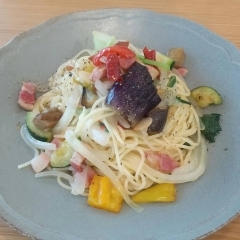 安城ハムのベーコンと野菜のペペロンチーノ