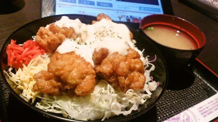 チキン南蛮丼！　ジューシーもも肉のチキン南蛮！