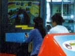 ■ ハッピーミディアム ■
ハイブリッドカーで東京・大阪間をドライブするゲーム。楽しみながらハイブリッドシステムを理解できる。2人乗りなので、カップルや親子、友達同士で楽しめる。 ゲームソフトなどで人気のアーティスト、ロドニー・A・グリーンブラッド氏がグラフィックデザインを担当。 