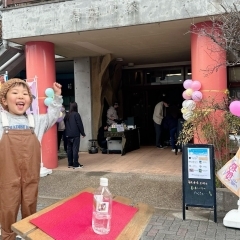 癒しの『にじいろマルシェ』開催!子供も大人も成功目指して【ボトルフリップチャレンジ】