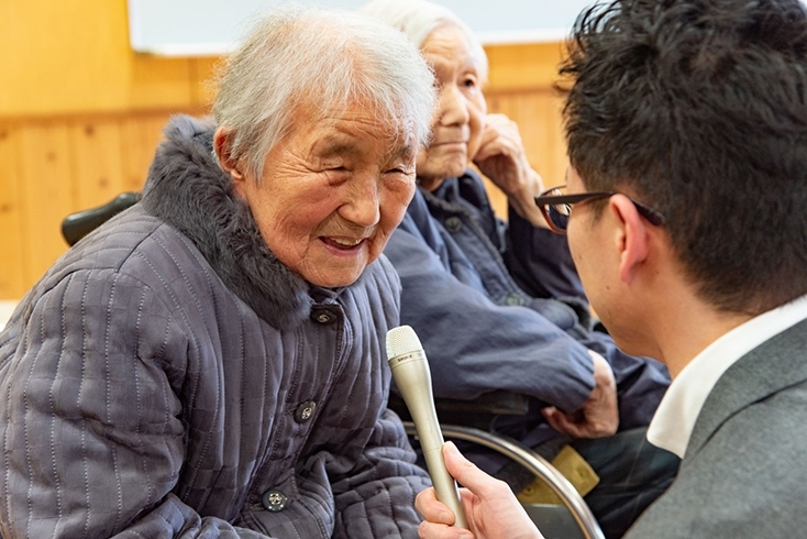 インタビューに答えるご利用者様「令和初・卒業の児童に「手作りコサージュ」をプレゼント！」