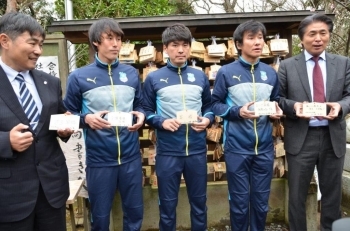 右から、山本昌邦会長・中山雅史選手、鈴木将也選手、青木翔大選手、山本浩義代表