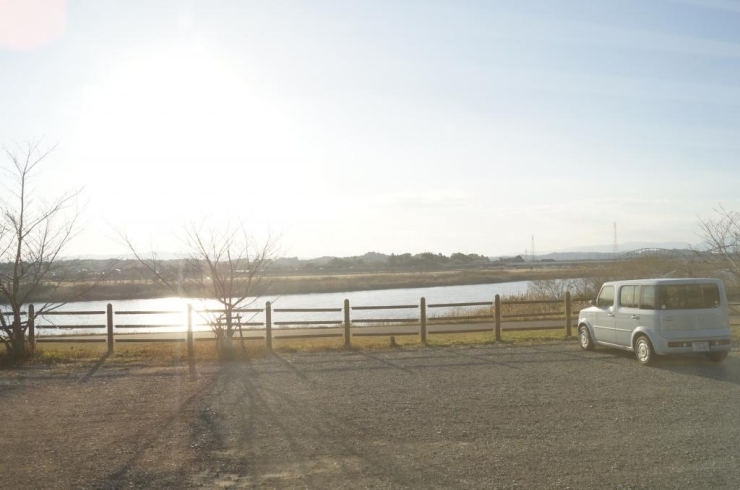 目の前には大淀川！　ベストな時間は、夕暮れ時！　春は、桜が咲いてお花見ポイントにも