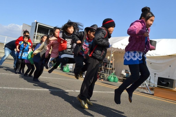 最後はみんなで大縄跳びに挑戦！