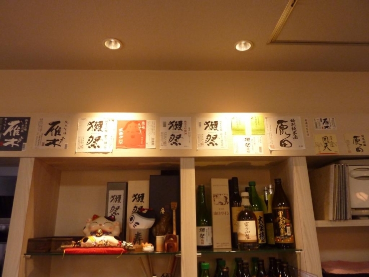 店内には山口県の地酒やラベルがたくさんあります！
