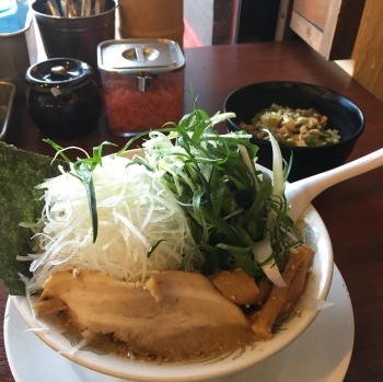 試作用のネギラーメン（みそラーメンをベースのためネギの下には大量のもやし）