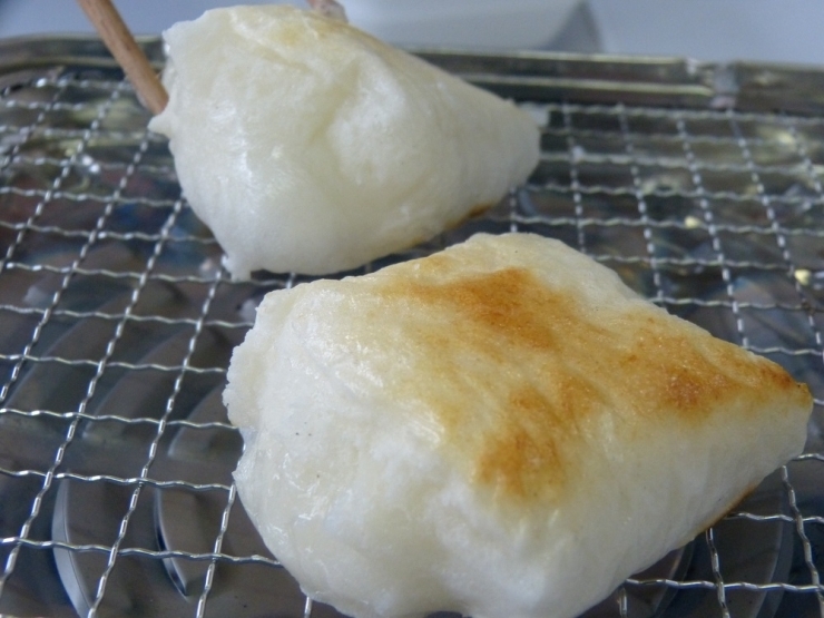 行方産・満月もち米「杵つきのし餅」　伸びがよく、弾力もあり！　満月もち米100％を使用しているので米の甘さと香りもお楽しみ下さい。
