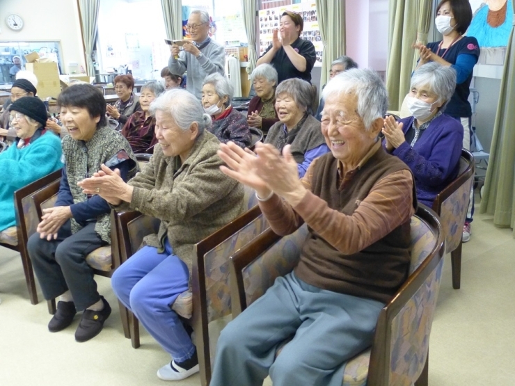 菫の苑の園児たちのお遊戯の衣装を見ただけで利用者の方は、こ～～～んなに嬉しそう（≧∇≦）/