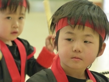 凛々しいですね！　太鼓の演技では、園児たちもこんなにカッコいい顔をするんですね。