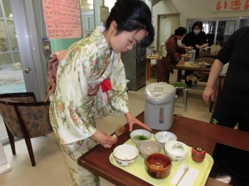 和服姿も春らしい！　では、お抹茶を点てて頂きます。