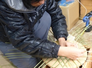 竹ひごを組み合わせて編んでいきます。