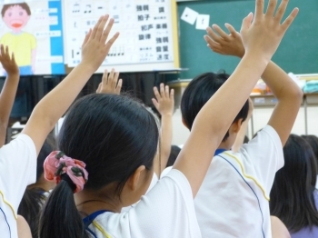 認知症について何か知っている人！「はーい！」元気よく手を挙げて発表してくれました。