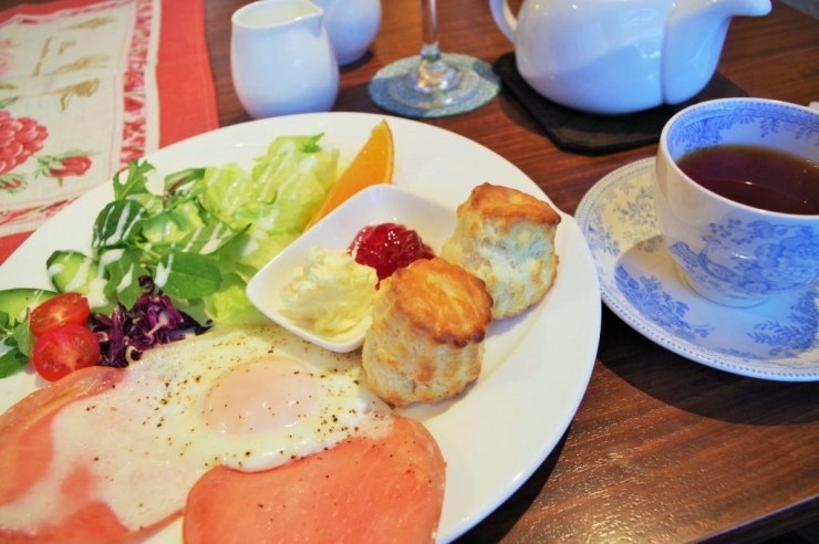 スコーンランチのフルセット(税込1500円)　この日の紅茶はディンブラ