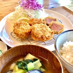 定食の店 にこまつ。