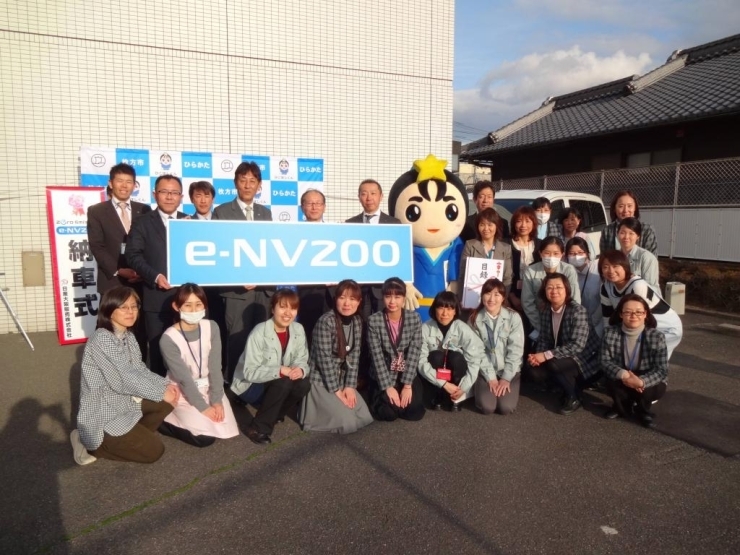 電気自動車「e-NV200」車両貸与式典　参列者で記念撮影