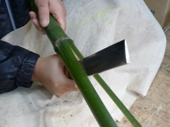 まずは、竹を割りはぎします。