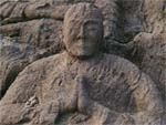 十六羅漢岩
１６の羅漢に釈迦牟尼、文殊、普賢の両菩薩、観音、舎利仏、木蓮の三体の像をあわせた２２体。これだけの規模で岩礁に刻まれているのは日本海側でここだけ。