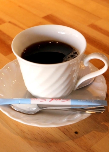 食後のコーヒーも大き目マグカップにたっぷり！
