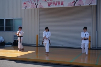 空手道！　形を披露しています