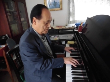ピアノを演奏する吉田先生。