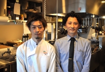 (左)山本シェフ　(右)小野店長