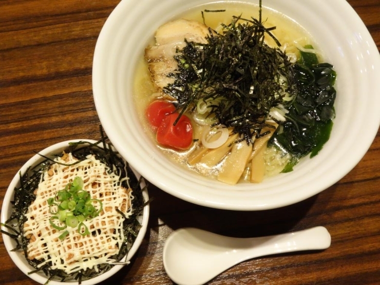 梅塩ラーメン 750円、さけマヨ丼（小）のセット