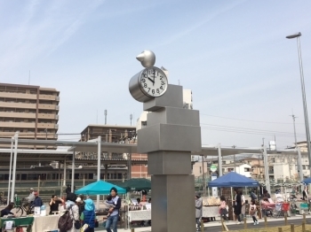 駅前ロータリーの時計は森永製菓さんからの寄贈で<br>てっぺんにキョロちゃんが乗ってます