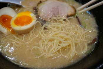 麺は豚骨ラーメンならではの細麺。のどごしの良い麺でした。