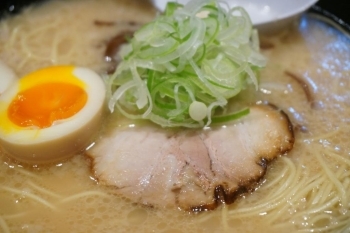 シャキシャキのネギとキクラゲ、チャーシューはお肉！といった食感で食べごたえあり。