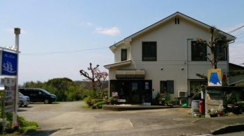 「遊」の看板が目印！