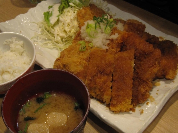 なにわ名物　トンカツ＆チキンカツ　ミックスランチ　749円(税込)　出てきて、大きさにビックリしました。写真で見るよりも、実物の大きさはもっとスゴイんです！