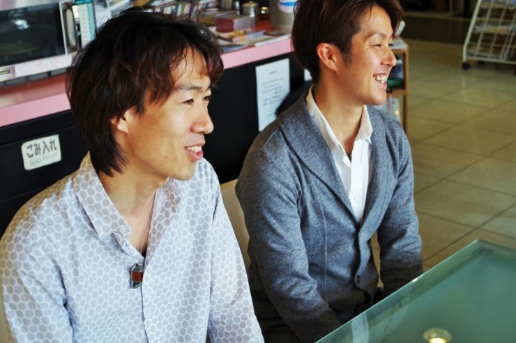 ギター担当：清水英之さん（左）、ウクレレ担当：前田大輔さん（右）