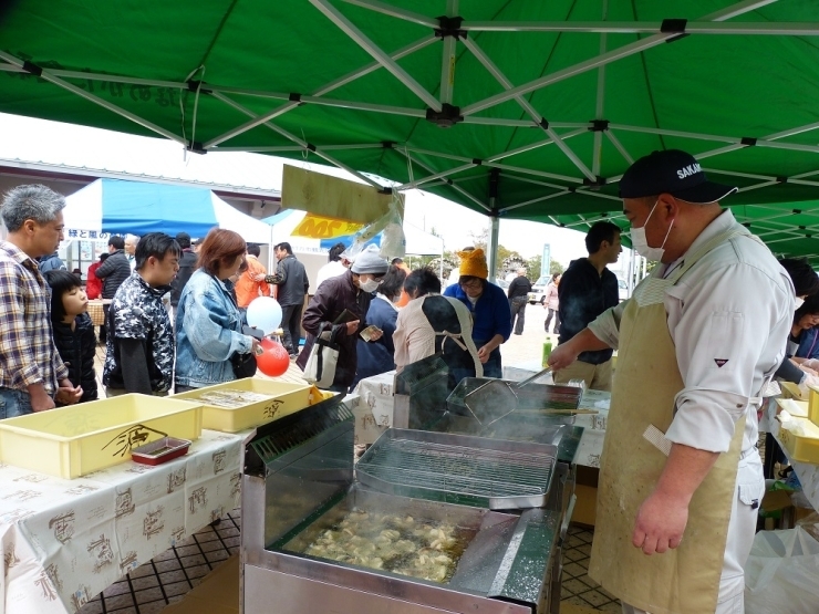 「鯉の解体ショー」の出演している「山源（やまげん）」では、「鯉のうま煮」が10分で完売！　鯉の唐揚げ＆ワカサギのカレー風味のフライも写真の通り行列です（*^^*）