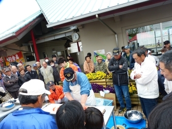 「鯉の解体ショー」　　山源店主　海老澤　武美氏が見事な職人の技を披露していました。