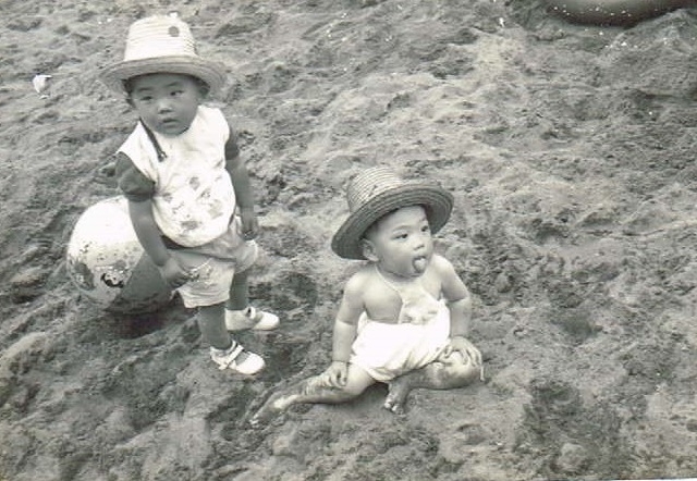 当時の子ども達は砂遊びが大好きでした☆