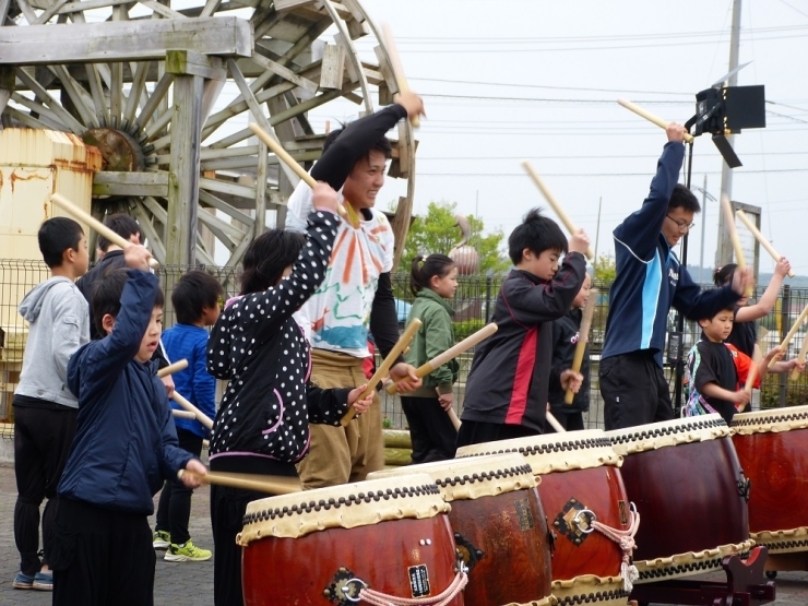 「北浦童太鼓」の皆さん！　幼児から高校生まで20数名のメンバーが力強い太鼓の演奏を披露しました。