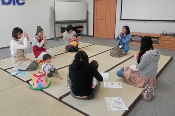 「はじまるよ～」の手遊びでスタート！