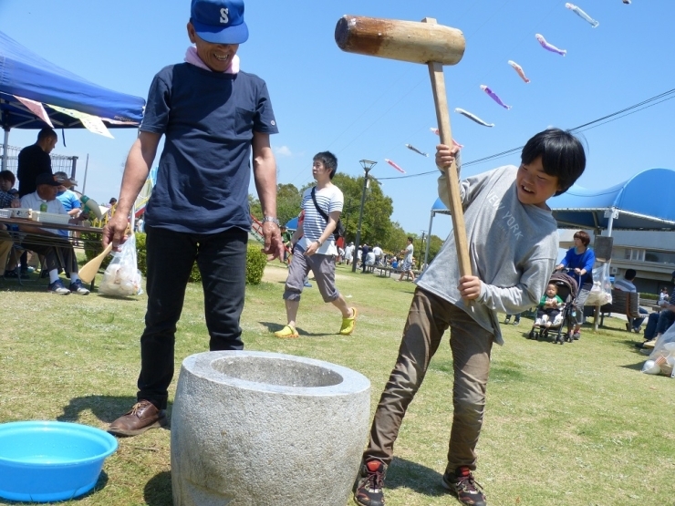 親水公園で行われた「チャリティ　もちつき大会」に、子どもさんもチャレンジ！「うわっ！おもっ…！」