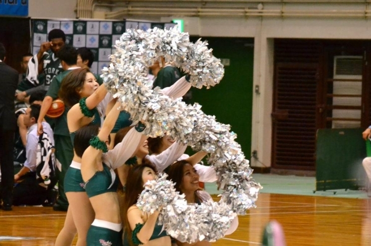 勝利の女神「ストークスチアリーダーズ」<br>華麗でパワフルな演技で会場を大いに魅了！！