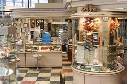 広々とした店内に、メガネ、時計、ジュエリーなどの各コーナーがあります。