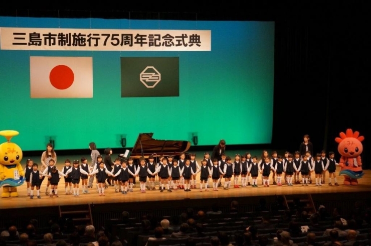 学校法人のびる学園　のびる幼稚園年長さん　「三島のこども」「ちびっこタンバリン」元気よく歌いました<br>年長さんのみなさんが３０歳の時に、三島市は市制施行１００周年を迎えることになります。