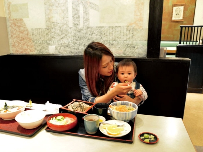 ママと一緒におうどん食べて、ご機嫌な心絆ちゃん。