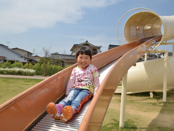 大きな滑り台がお気に入り栞愛ちゃん。何度も何度も繰り返し♪